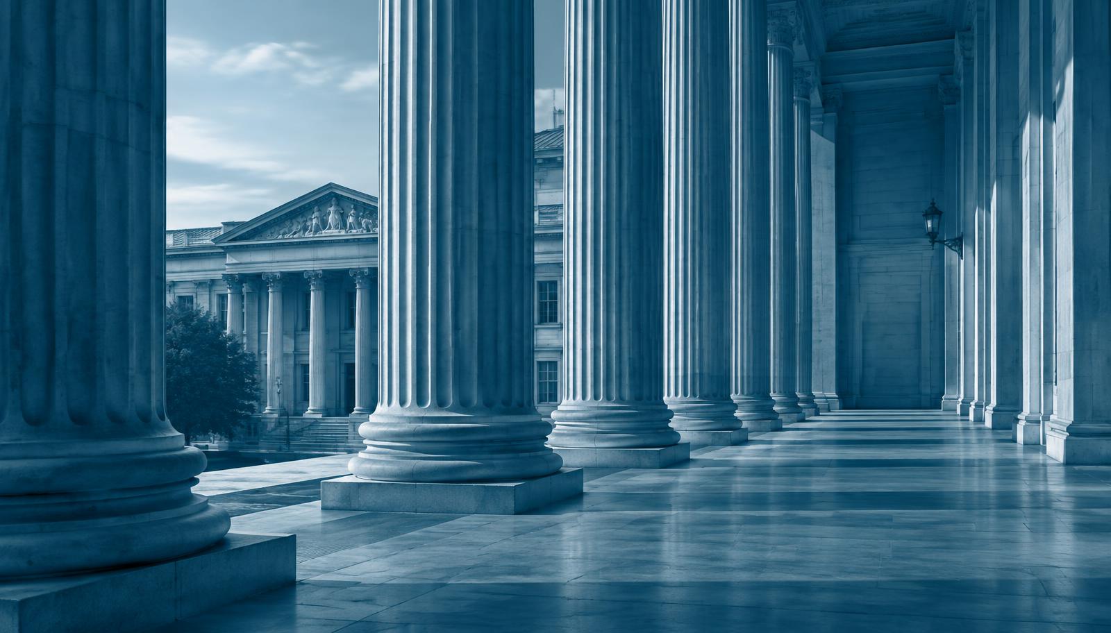 Colonnade d'un palais de justice en duotone bleu, illustration de l'article sur le non-lieu, la relaxe et l'acquittement en procédure pénale